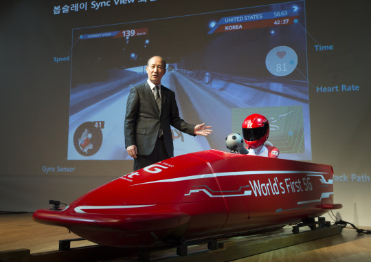 KT는 13일 서울 종로구 광화문 KT스퀘어에서 간담회를 열고 내년 9월까지 '평창 5G 규격'을 기반으로 세계 최초 5G 시범서비스를 위한 네트워크 구축을 완료할 계획이라고 밝혔다. 5G 시범서비스 네트워크는 오는 2018년 2월9일 첫선을 보일 예정이다. 이날 오성목 KT 네트워크부문장이 선수 시점의 화면에서 속도, 선수의 심박수, 모션센서를 활용한 궤도 기울기까지 체험할 수 있는 5G 봅슬레이 중계 방송 서비스를 소개하고 있다.  유동일기자 eddieyou@